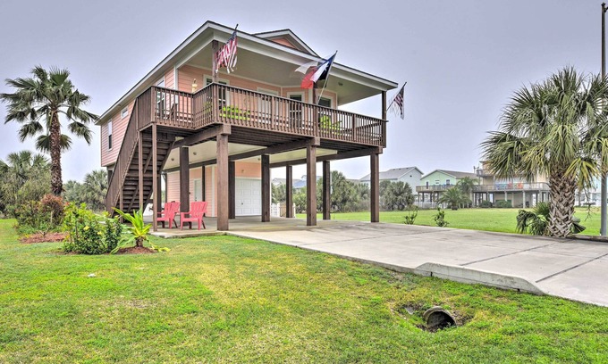 Isla Del Sol House | Canal View Retreat 1/4 Mile from Galveston Beach