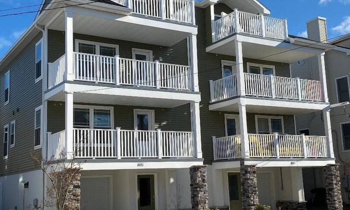 North End House | Beachside 4BR Retreat with Ocean Views & Elevator Access