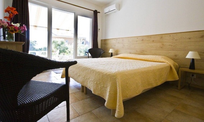 Saint-Florent Hotel | 1.5 km from St-Florent Independent room with access to the sea
