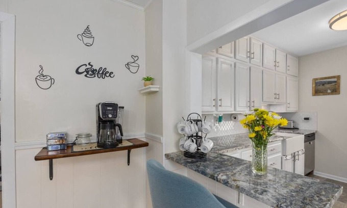 Lakeside House | Beachside Retreat: Guest Rated 10/10, Sleeps 14 with Pool