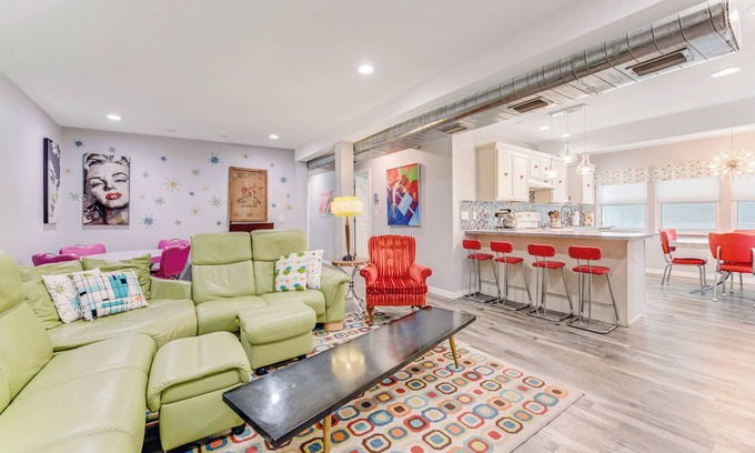Oakdale Park Apartment | Retro-Style 3 Bedroom Suite with Ocean View & Big Rig Parking