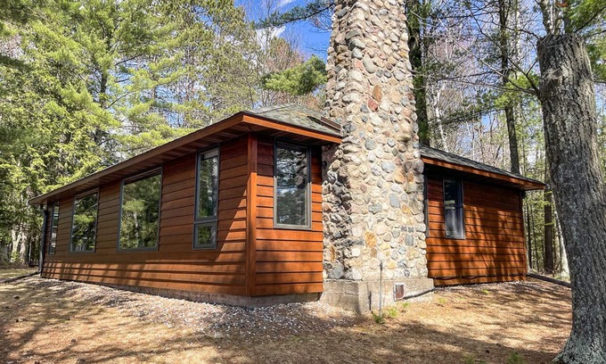 Lodi Cabin | Spacious 3-Bed Retreat with Ocean View & Hot Tub Access