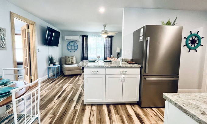 Jensen Beach Cottage | Steps to Ocean: 4 Beds, Bikes & Screened Porch Retreat