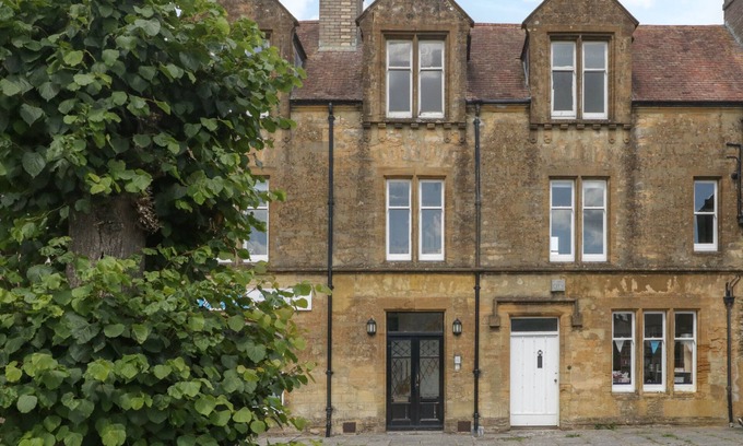 Sherborne Cottage | Welcoming 1 ABBEY COURT: Pet-Friendly Stay in Sherborne