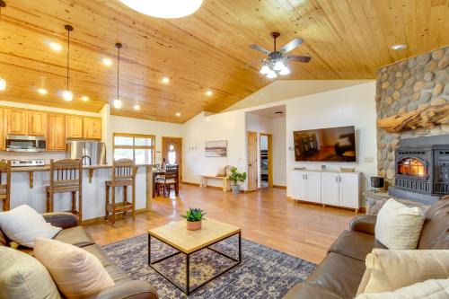 Show Low House | Cozy Pet-Friendly Cabin in Show Low with Fenced Yard