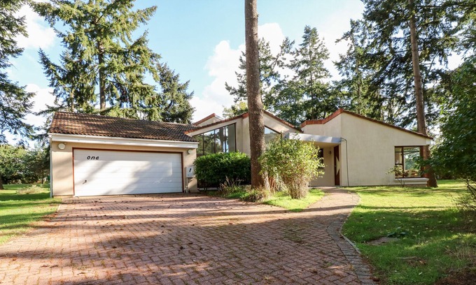 Thetford Cottage | Family-Friendly Aleutia Gardens with Spa & Hot Tub Retreat