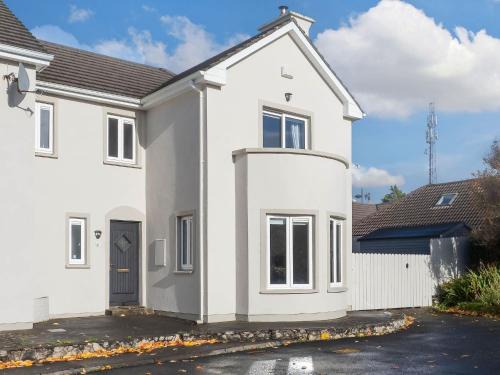 Clifden House | Explore Family-Friendly 4-Star Comfort at An tSean Scoil