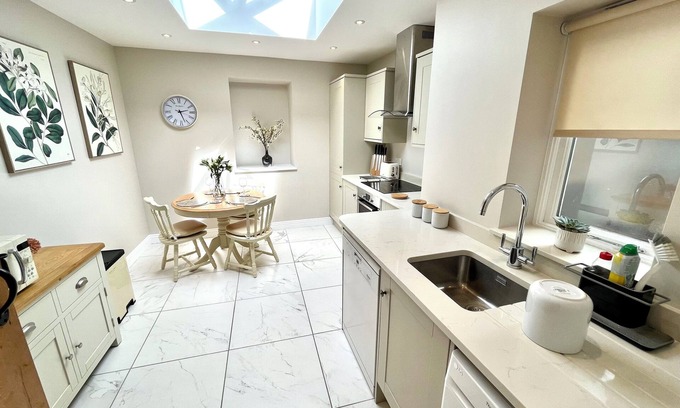 Child Okeford Cottage | Cozy APLANDS Holiday Cottage with Open Fire in Child Okeford