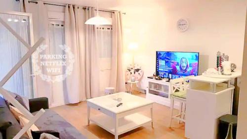 Les Aunettes Apartment | Modern 2-Room Apartment Near Train Station with Netflix