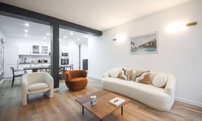 15th Arrondissement Apartment | Cozy 2-Bedroom Apartment for Families Near Commerce