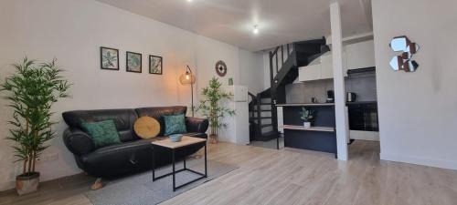 Mantes-la-Jolie Apartment | Stylish Duplex Apartment with Restaurant & Great Reviews