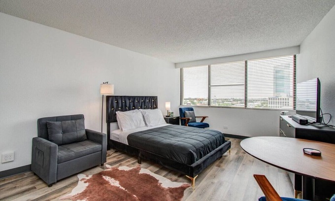 Greenway Plaza-Upper Kirby Apartment | 1 Bd Studio Apt|Pool|Gym|Game Room|City Views