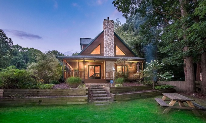 Stevensville RV Rental | Cozy Cabin with Fireplace & Jacuzzi Near Wineries and Lake