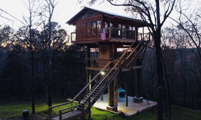 Jackson House | Enchanting Firetower Treehouse with Lake View & Kitchen