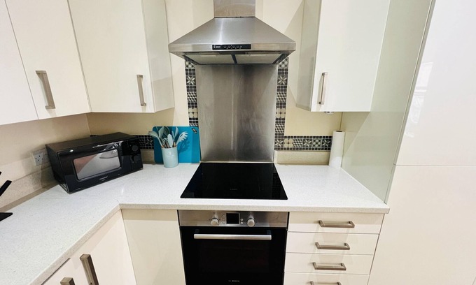 Ealing Apartment | Convenient 1-Bed Apartment in Ealing Near Train Station