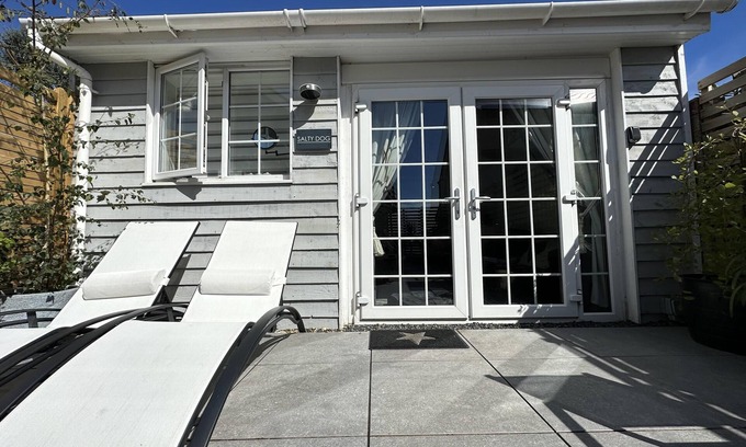 South Hayling Cabin | Pet-Friendly Seaside Cabin Retreat on Hayling Island