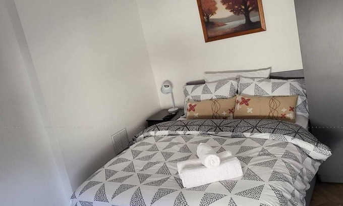 Stone Apartment | Budget-Friendly 1-Bed Apartment with Breakfast in Greenhithe
