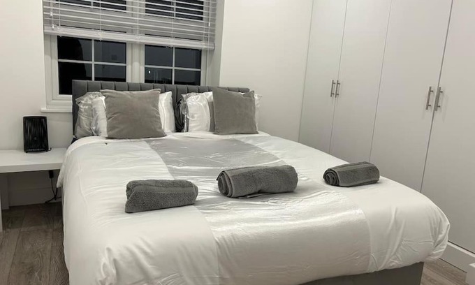 Burnt Oak Apartment | Modern 1-Bed Flat with Pet and Child-Friendly Amenities