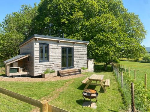 Horner House | Cozy Shepherds Hut for 4 - Pet and Child Friendly Retreat