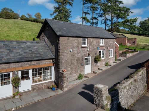 Llanfihangel Tal-y-llyn House | Cozy 1 Bed in Bwlch: Family-Friendly Retreat Awaits