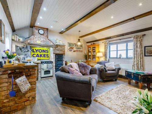 Cheltenham House | Cozy 1-Bed Retreat in Cheltenham with Hot Tub Access