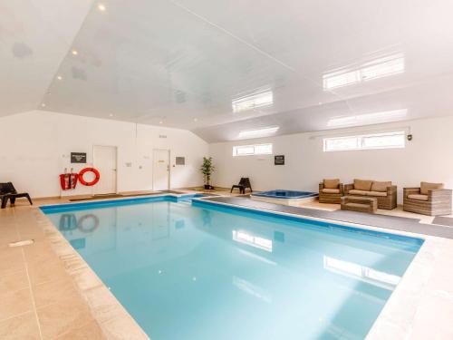 Ilfracombe House | Cozy 4-Star Retreat in Combe Martin with Spa & Pool