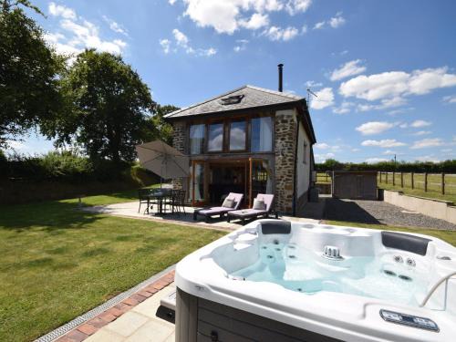 Christchurch House | Cozy 1 Bed Retreat in Dulverton with Hot Tub Access