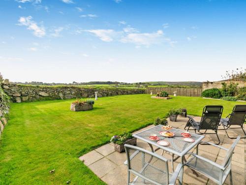 Mabe House | Cozy Stay in Helston: Family-Friendly 1 Bed Retreat