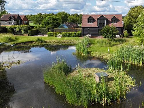 Alfold House | Cozy 1 Bed in Horsham - Pet Friendly with Pool Access