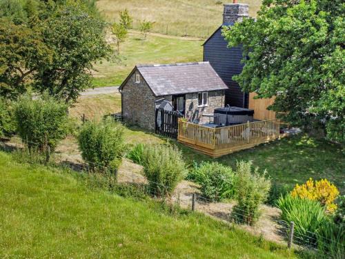 Newcastle-on-Clun House | Cozy 1 Bed in Knighton with Hot Tub & Pet-Friendly Comfort