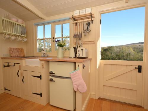 Ammanford House | Cozy 1 Bed Retreat in Llandyfan with Hot Tub Access