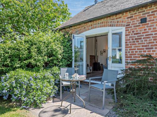 Hopton Castle House | Cozy 1 Bed Retreat in Ludlow - Family-Friendly Comfort