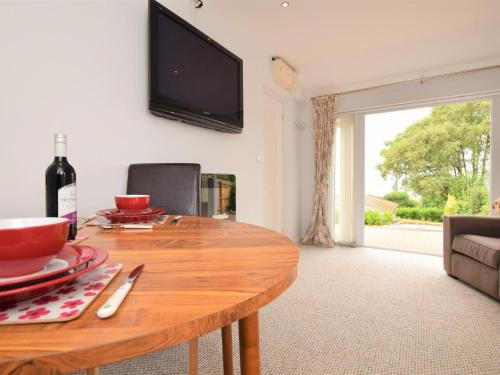 Raymonds Hill Apartment | Cozy Bed in Lyme Regis - Ideal for Families