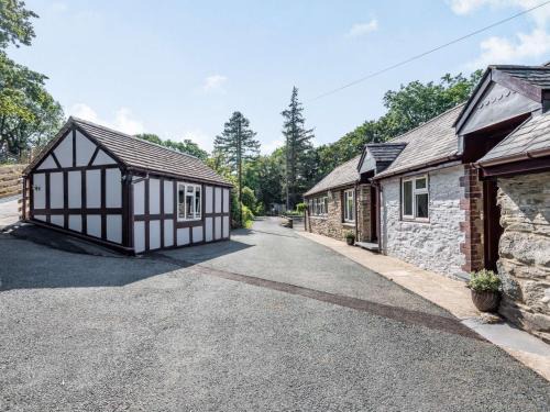 Machynlleth House | Cozy 1 Bed Stay in Machynlleth with Hot Tub Amenities
