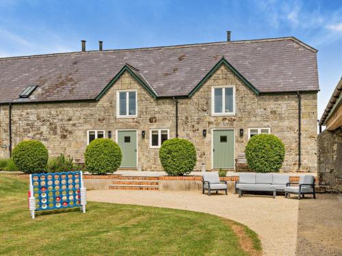 Shaftesbury House | Cozy 1 Bed Retreat in Melbury Abbas with Hot Tub