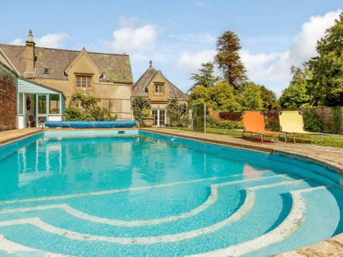 Pulham House | Elegant 1 Bed Retreat in Minterne Magna with Pool Access