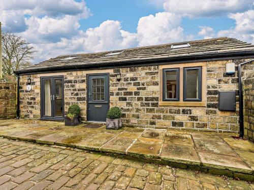Halifax House | Cozy 1 Bed Retreat in Sowerby Bridge - Pet Friendly Stay