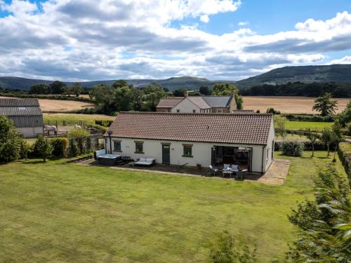 Great Broughton House | Cozy 1 Bed Retreat in Stokesley with Hot Tub & Pet Friendly