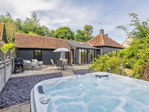 Howlett End House | Cozy 1 Bed in Thaxted with Hot Tub & Pet-Friendly Stay