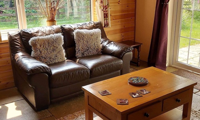 Westbrook Court Cottage | Charming Lodge in Clifford, Hereford - Pet Friendly & Breakfast