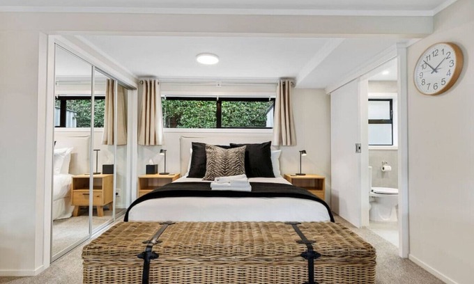 Kohimarama Apartment | Stunning 1-Bed Getaway with Breakfast in Kohimarama
