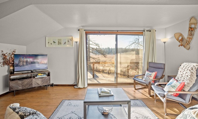 Sandpoint House | Delightful 1 Bedroom House in the Woods - Sleeps 4