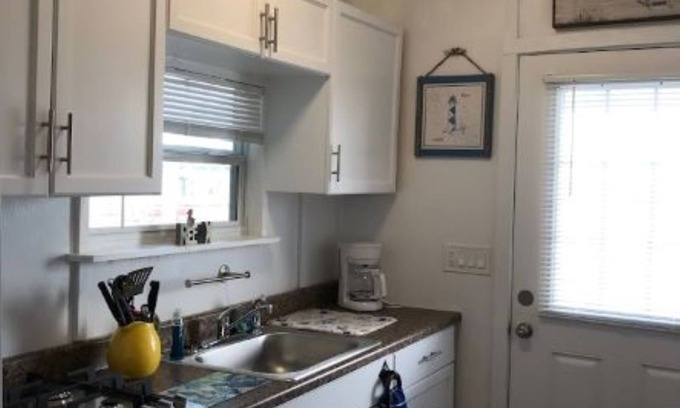 Oak Hill Cabin | Cozy 1 Bedroom Retreat for 2 with Spa and Hot Tub
