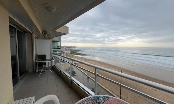 Les Sables d'Olonne Apartment | Cozy Apartment in Les Sables-d'Olonne with Ocean View