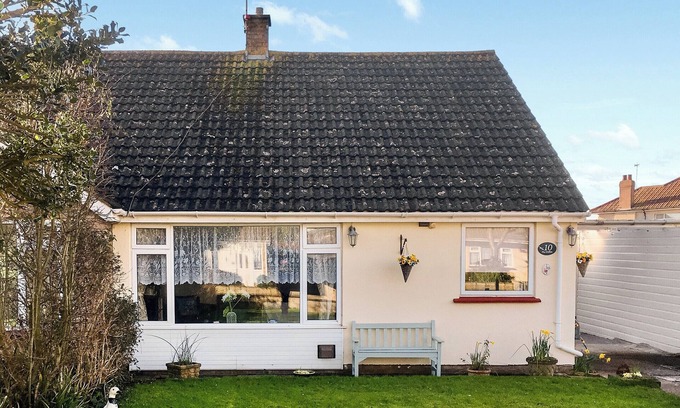Uphill Cottage | Beachside Bungalow: Oceanfront Retreat Ideal for Every Season