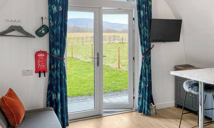 Cromdale Cottage | Cozy 1 Bedroom Stay in Cromdale with Kitchen & Breakfast