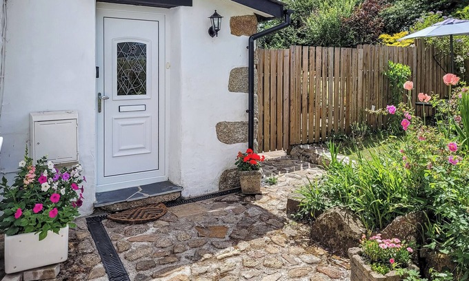 Praze-An-Beeble Cottage | Scenic 1 Bedroom Retreat in Praze An Beeble with Ocean View