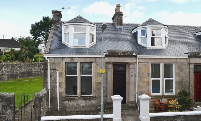 Millport Cottage | Charming 1 Bedroom Stay with Ocean View in Millport