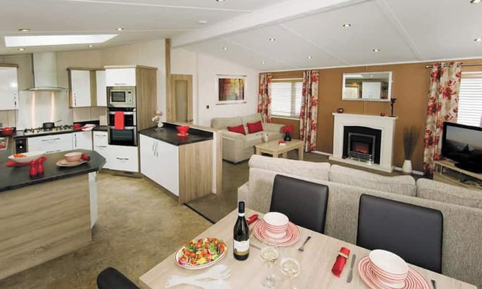 Newton Stewart Ski Chalet | Inviting Lodge with Ensuite Shower, Kitchen & Spa Amenities