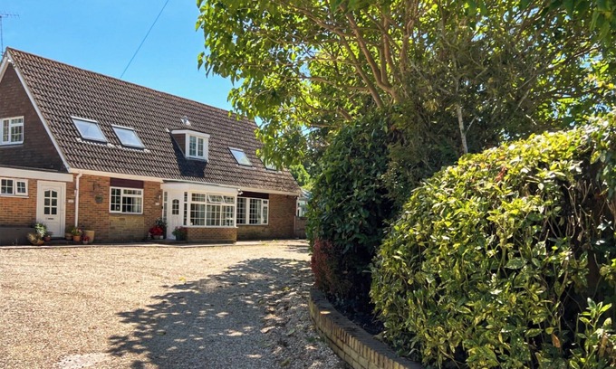 Littlehampton Cottage | Cozy 1 Bedroom Getaway in Wick, Close to Littlehampton